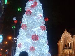 市民劇場の前、ドンコイとレロイの交差点の辺りに白いクリスマスツリー。