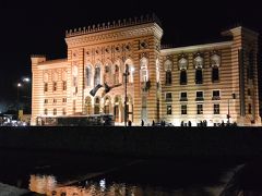 ミリャツカ川沿いに建つ国立図書館（旧市庁舎）