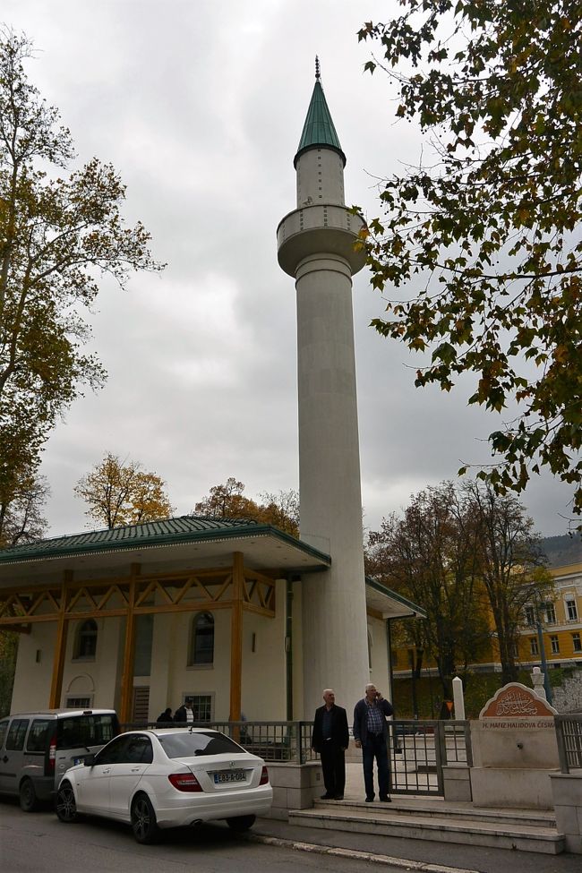ミリャツカ川沿いの新しそうなシンプルなモスク。