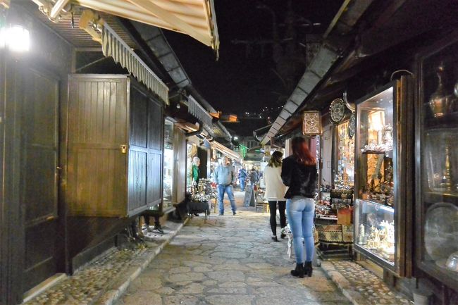 夜のバシュチャルシヤの職人街。<br /><br />そろそろ店じまい。