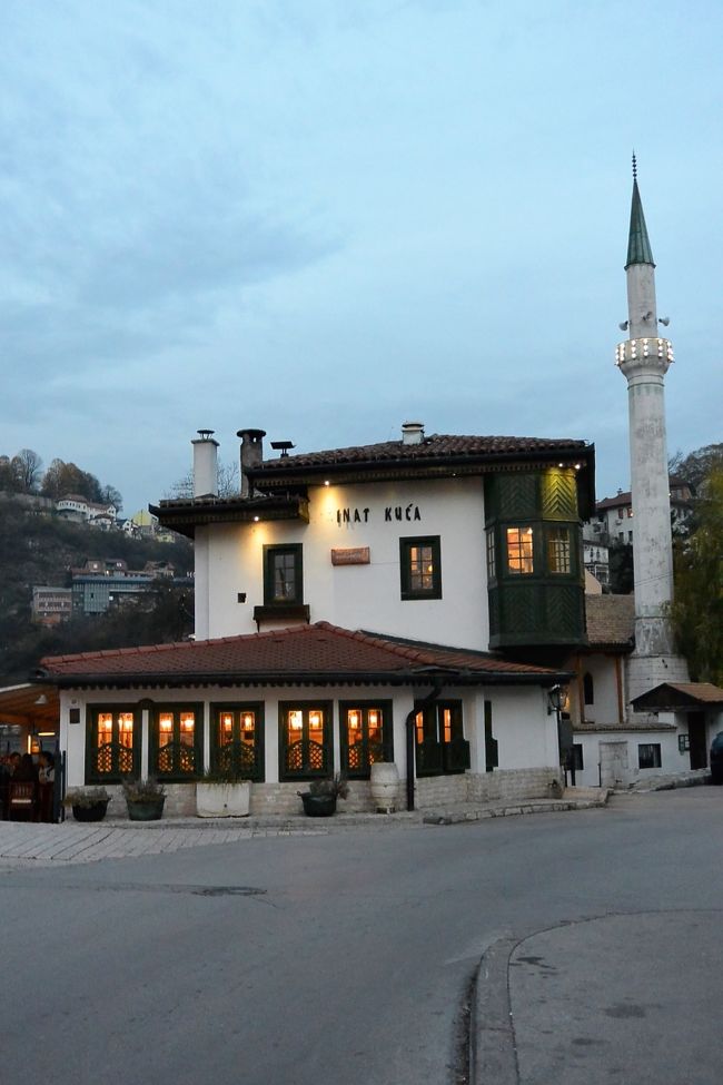 サラエボ・ロープウェイに乗ってトレベヴィチ山を散策した後、乗り場近くのボスニア料理レストラン『Inat Kuca』でディナー。<br /><br />http://www.inatkuca.ba/bs/