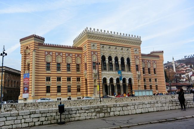 友達とサラエボ・ロープウェイに乗ったことを話すと、ダンナも乗ってみたいということで、またサラエボ・ロープウェイに乗るために、旧市庁舎近くまでやってきました。