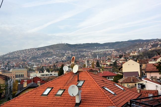 サラエボ・ロープウェイの乗り場に向かう階段を登っている途中の眺め。