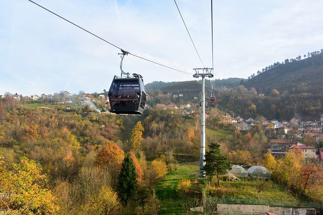 黄葉の中を走るサラエボ・ロープウェイ。