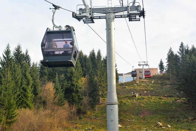 ロープウェイで10分ほどで、トレベヴィチ山頂の乗り場が見えてきました。