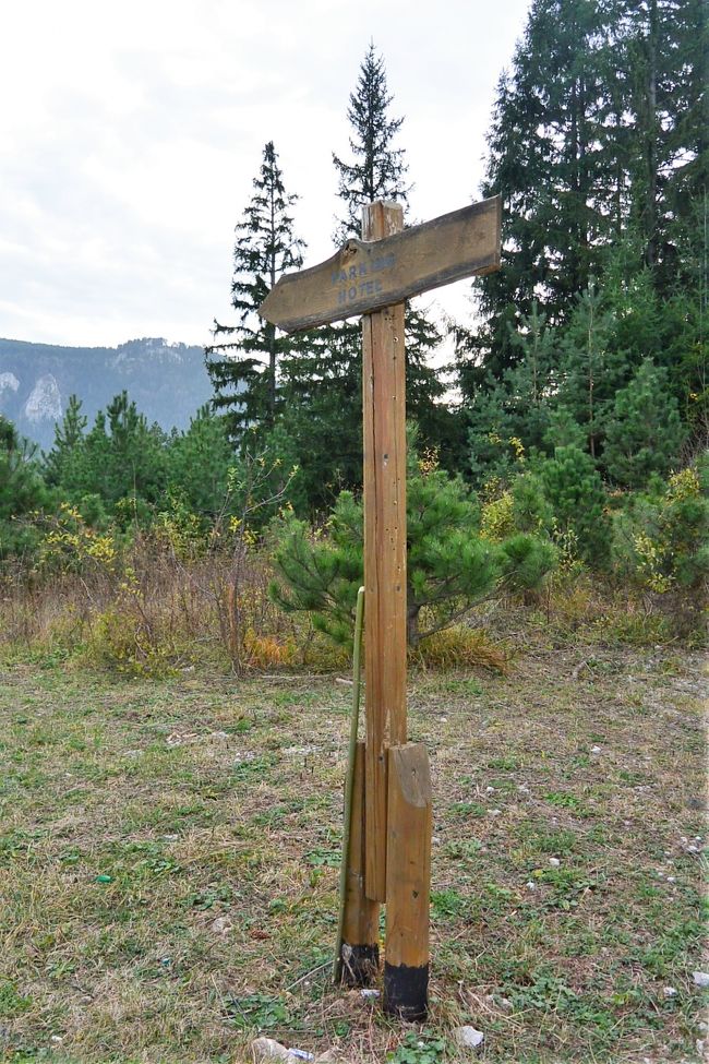 『Pino Nature Hotel』を目指します。<br /><br />前回もこの標識はみかけたけど、ちゃんとパーキング、ホテルって書いてあるのに気づきませんでした。