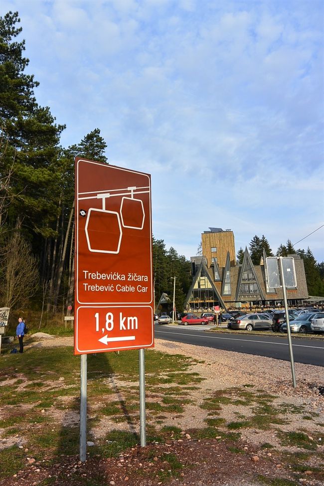 『Pino Nature Hotel』の近くにもロープウェイの標識がありました。<br /><br />ロープウェイ乗り場からは15分ほど、ホテルの標識からは10分ほどで『Pino Nature Hotel』に到着。