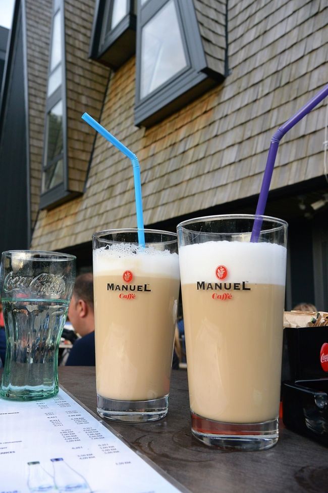 『Pino Nature Hotel』でコーヒーブレイク。<br /><br />カフェラテ4KM≒2ユーロ