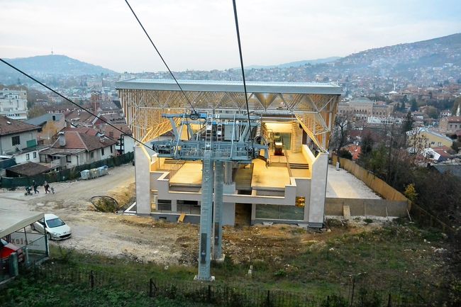 山頂からロープウェイで10分ほどで到着。