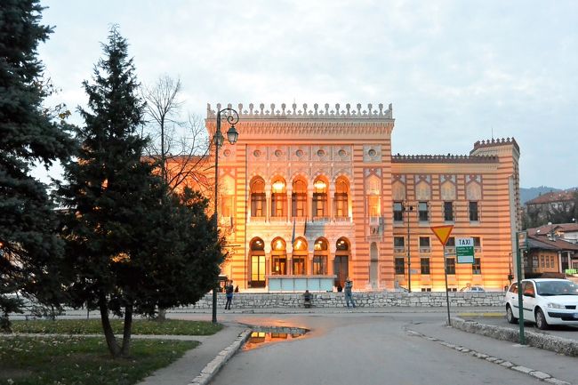 夕暮れ時の国立図書館（旧市庁舎）