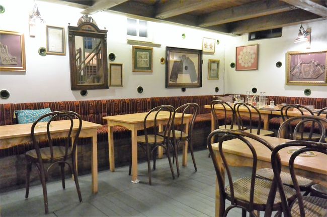 ボスニア料理レストラン『Inat Kuca』2階席。