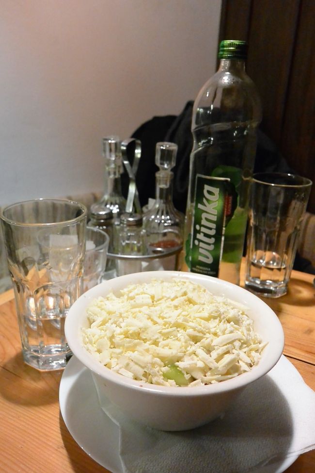 ボスニア料理レストラン『Inat Kuca』のショプスカサラダ。<br /><br />フェタチーズで覆われていて真っ白。斬新な盛り付け！？