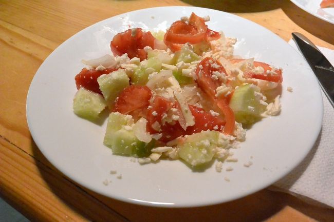 ボスニア料理レストラン『Inat Kuca』のショプスカサラダ。<br /><br />フェタチーズの下には、きゅうりやトマトに玉ねぎがちゃんと入っていました。