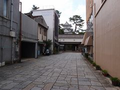 お店を出てからしばらく、歩道の雰囲気が変わりました。写真は道から右手を見て見つけたお城の様子。
大垣城、面白いところに入口があるんですね。