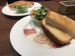 朝食は、駅にあるUCCカフェ・コンフォート。ブレンドコーヒーがうんまい！