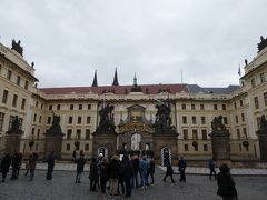 プラハ城の入り口前に到着しました。
門をくぐって中に入り、チケットを購入しました。
