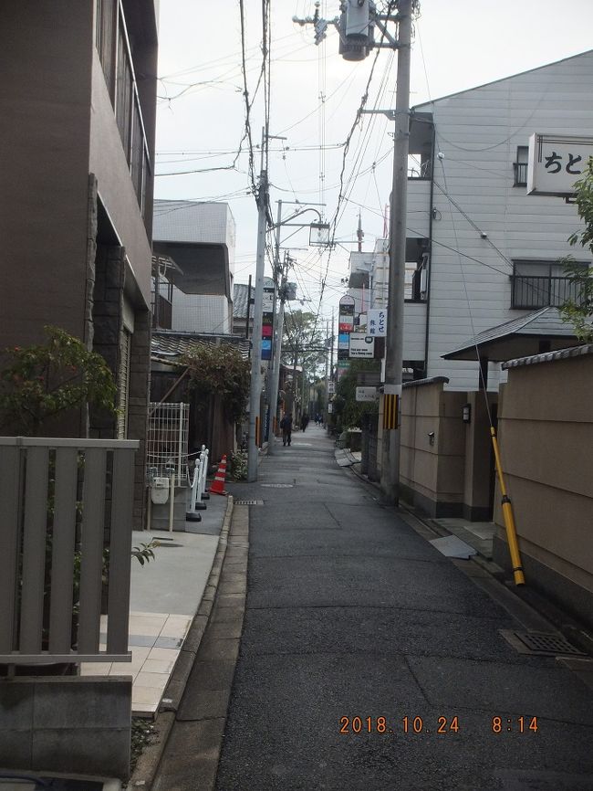 乗場すぐわきの路地を東に向かう（中書島の東に観月橋がある）