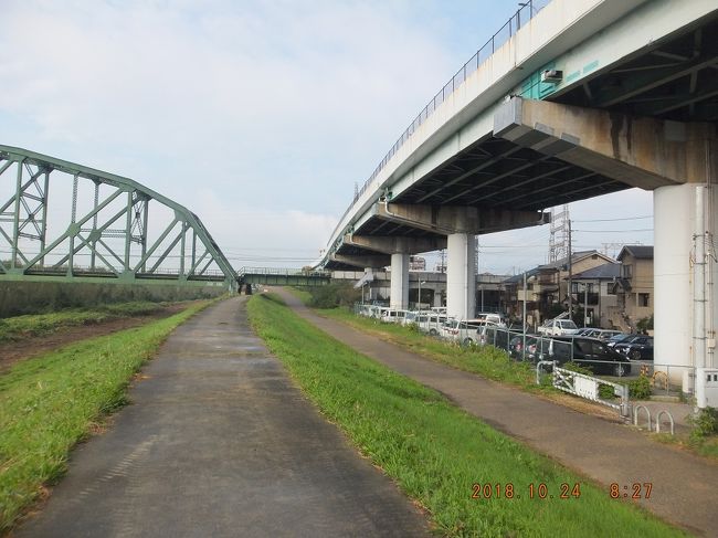 宇治川堤防に出る。西側を見ると、近鉄の鉄橋で、左側は京阪宇治線だ。