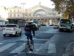 サンマルタン運河近くの、東駅までバスに乗る
駅のトイレを確保したくて。