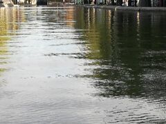 サンマルタン運河は、東駅から歩いてすぐ。

川の水が満々。なんて気持ちの良い風景！
朝早くだからか、観光客も少なく、地元の人が走ったり散歩したり。