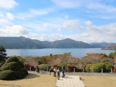 芦ノ湖方面を展望します。