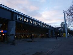 プラハ中央駅。
空港行きのバス時間を確かめにきました。
地下鉄は４：３０始発。
エアポートバスは早朝発が５：１３でした。
