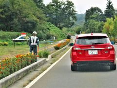 そして毎年のルートで茅野市から杖突峠に入り、国道152号線で分杭峠に向かいます。

途中にあるダミーのポリスとパトカー。
