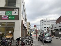 この日のコースはホテルを出て東へ。
ちょっと懐かしい以前住んでいた東神奈川を目指してみました。
まずは最寄駅だった神奈川新町駅へ。
昔は駅前なんか売店に毛が生えたコンビニと吉野家しか無かったのに随分とお店も増えてキレイになったもんです。