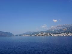 船はコトル湾に入ってきました。
緑と岩山が目立つ景色です。