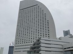 そのまま海沿いを山下方面に走っていきます。
海沿いのベンチや階段にはファミリーやカップルが楽しそうに談笑したり遊んだりしていました。
やがてヨットの帆の様な三日月型の特徴的な建物が。
インターコンチですね。
まあここには泊まる事は無いだろうなぁ。