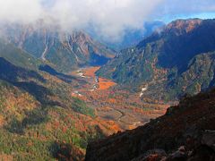 焼岳は登り4時間+下り3時間（休憩込）で歩ける山。
秋は歩きながら眺める上高地の紅葉が美しい。