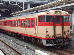 島原鉄道の終点諫早駅に到着しました。ここからJR長崎本線に乗り換え長崎駅を目指します。やってきたのは古めかしい気動車。この塗装の車両がいまだに現役で走っているのか。