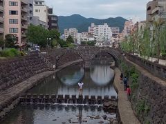 どう回るかは全く考えていませんでしたが、長崎駅とホテルとの距離から、まずはここ。結構有名ですよね。眼鏡橋です。車も通れるような大きな橋でびっくり。カップルやインスタ映えを狙う若い女性、あと修学旅行中と思われる中学生も訪れていて賑やかでした。