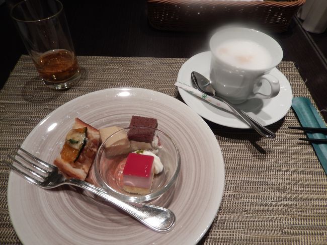 <br />　デザートとカフェラテで夕食は終了。