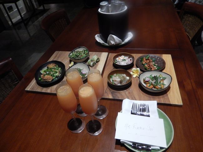 <br />　レセプションでウエルカムドリンクを頂いたのに<br /><br />　また美味しいジュースが。嬉しい。<br /><br />　この後直ぐに夕食だった為フードは残してしまいました。が<br /><br />　バトラーのアリョがちゃんと冷蔵庫に入れておいてくれました。<br /><br />　2次会のオープンリビングでの飲みに頂きました。<br /><br />　ありがとう、アリョ。