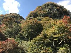 ラーメン一杯で福岡に別れを告げいざ大分へ。
日本新三景に選定された耶馬渓に到着。
紅葉にはちょっと早いかな？という感じですが
とても美しい景観です。