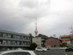 市街の北にある八幡山公園には、宇都宮タワーという電波塔がありました。
赤と白のシュッとした塔で、小さい東京タワーみたいな感じでした。
