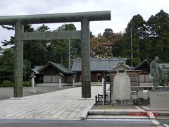 13:40
近江町市場のバス停でＭちゃんと別れ、再び一人神社巡りへ。【県立美術館・成巽閣】で下車、金沢神社を目指しましたが、なんだか厳かな雰囲気の神社に辿り着きました。方向音痴パワー炸裂...。