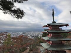 「忠霊塔」越しの富士山を見に来ましたが
残念雲の中、「また来い！」と・・・いうことですね

＝新倉山浅間公園＝
