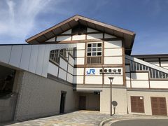 嵯峨嵐山駅を出てすぐ隣にあるトロッコ嵯峨駅に行きます。
それにしても、京都はどこに行っても外国人観光客だらけですな。