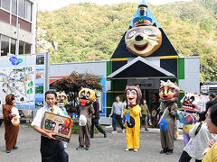 途中の阿波川口駅では住民がお出迎え。