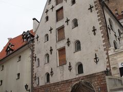 ホテル併設のスパがオープンするまで１時間あったので、
朝のお散歩へ。
Vecpilsetas通りに残っている中世の倉庫。