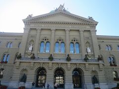 ブンデスハウス/連邦議事堂です。
内部は非公開ですが、年1度3月のミュージアムナイトの期間だけ公開されるようです。