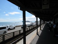 海沿いの鎌倉高校前駅。昔も今もいい雰囲気の駅です。