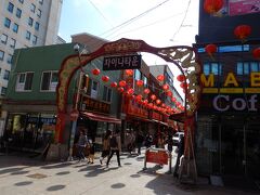 こちらがチャイナタウン。

飾り付けが中華に変わっただけで、お店的には隣のテキサスストリートとあまり変わらないような気はしました。