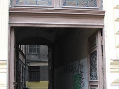 Vecpilsetas通りの倉庫。入口にはラクダのステンドグラス。