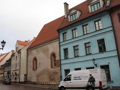 アーチ窓が二つある建物は、工芸とデザインの博物館。
リガ最古の石造り建築で聖ゲオルギ教会を改築したもの。