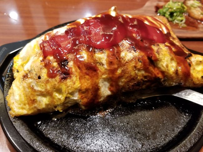 「オムソバ」。<br />全部の具が入っているオムソバです。<br /><br />ぼてぢゅうでは、お好み焼きよりも焼きそばを好んで注文しています。<br /><br />プライオリティパスで、何度もお世話になっている【ぼてぢゅう】ですが、そろそろここ以外にもお店が参加してくれないかなー？と、思ってしまっています。<br /><br /><br />飛行機内の写真などは撮っていませんが、今回はエアプサンでのフライトでした。<br />エアプサンも残念ながら機内食が出なくなり、ちょっとさみしい。<br />たった一時間のフライトなので別に必要ないのですが、出ないとなると残念に思ってしまうのですよねぇ。<br /><br />搭乗率はそこそこでしたが隣の席は空席で、とても快適なフライトでした。<br />今回は入国審査もあっという間に終わり、空港からは401番の市内バスに乗って東城路まで向かいました。バスは相変わらず混んでいましたが。