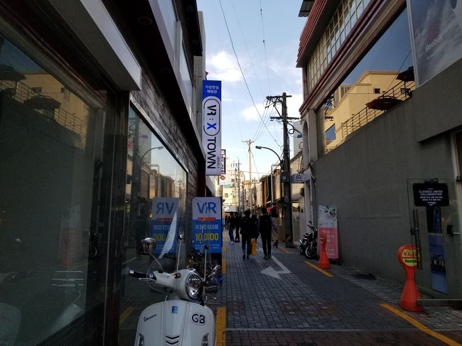 この通りから東横インの後側を撮りました。<br />この路地を少し行った所が今回のホテルです。<br /><br />が、チェックインは18時からと言うことなので荷物を預け、先にカフェに向かいます。