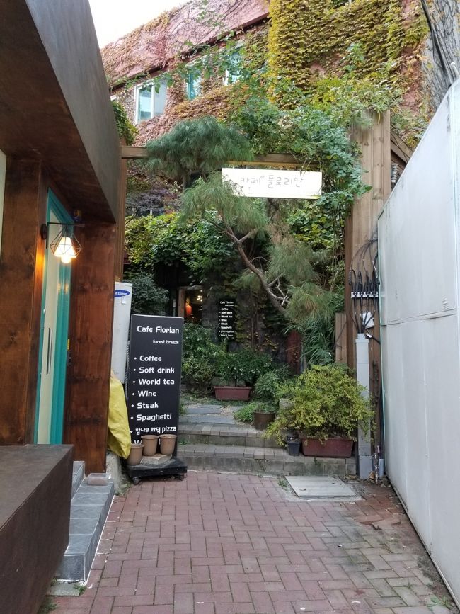 ホテルのすぐ近くにある【Cafe Florian】です。<br />見落としてしまいそうな路地の突き当たりにあります。